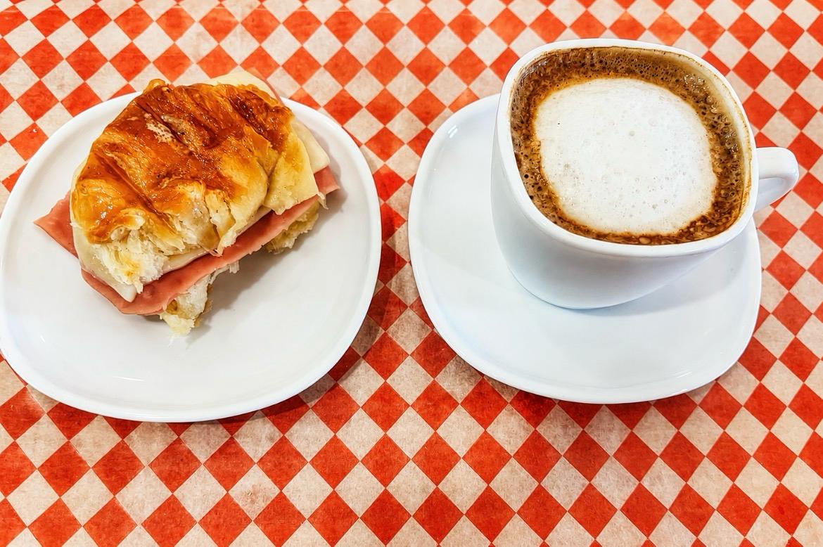 Café + Medialuna